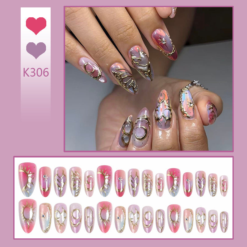 Kunstnagelset mit glamourösen 3D-Designs und eleganten Goldakzenten Brehn