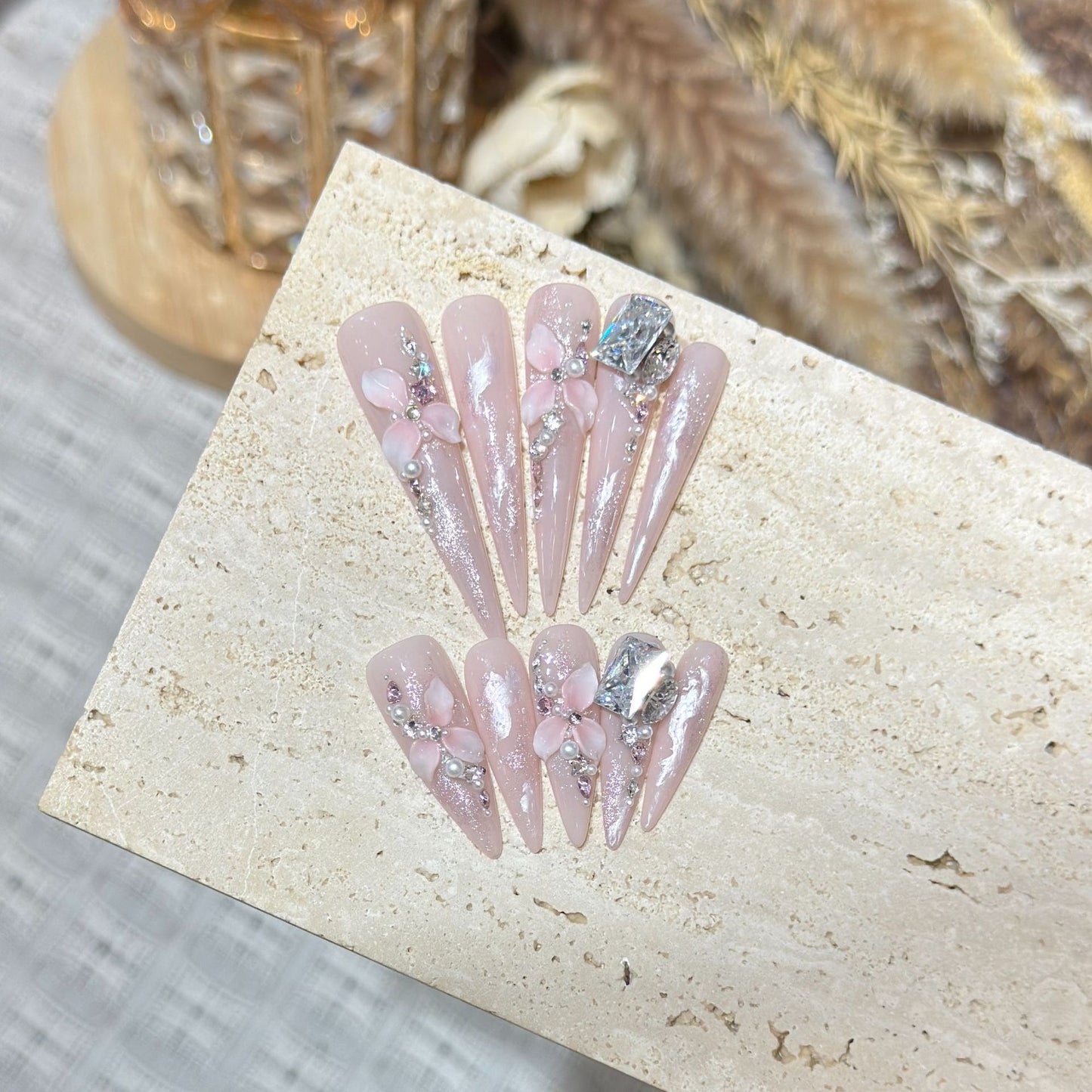 Künstlerisches dekoratives Stiletto Press-On Nagelset mit floralen Akzenten Brehn