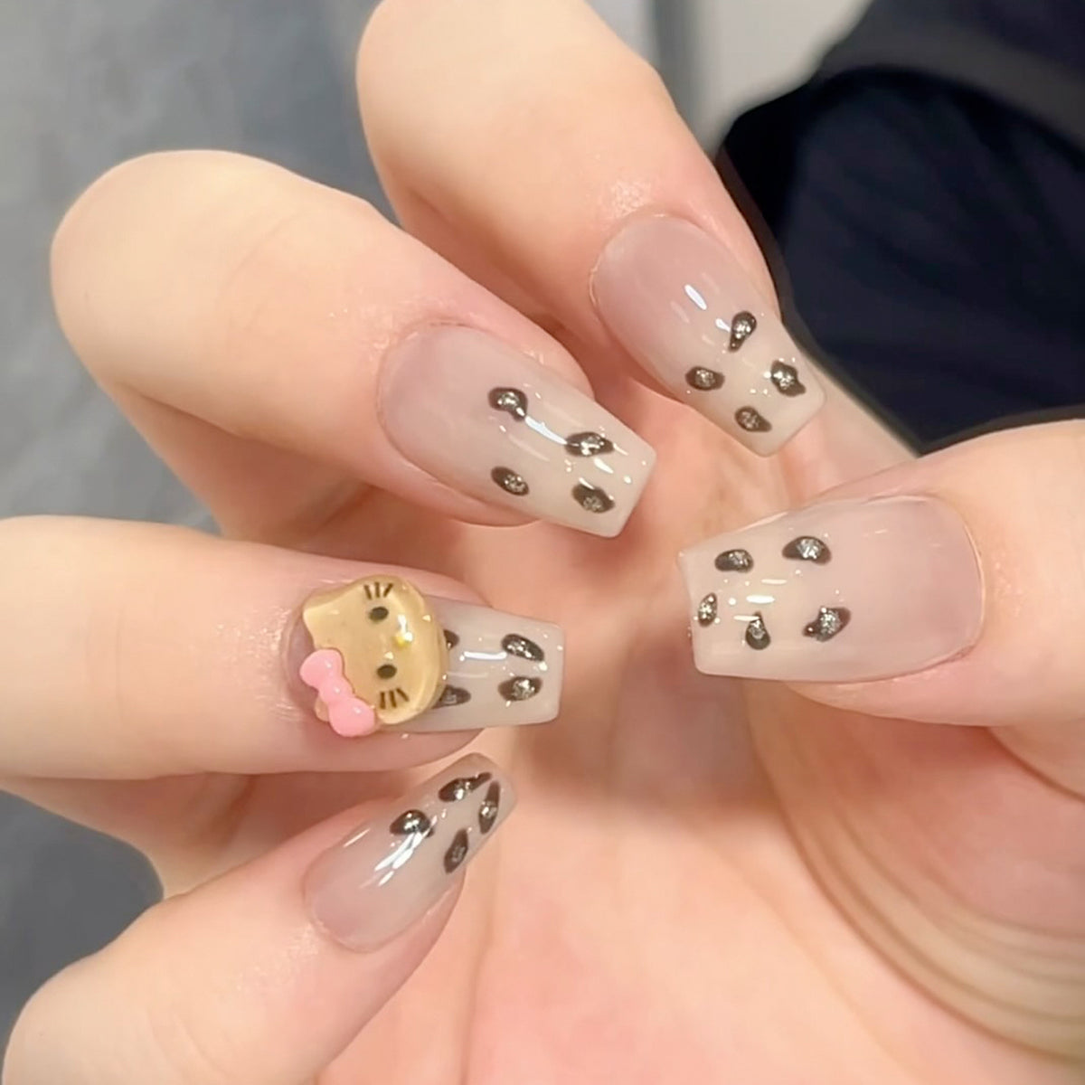 Stylische Press-On-Nageltips mit Leopardendesign Brehn