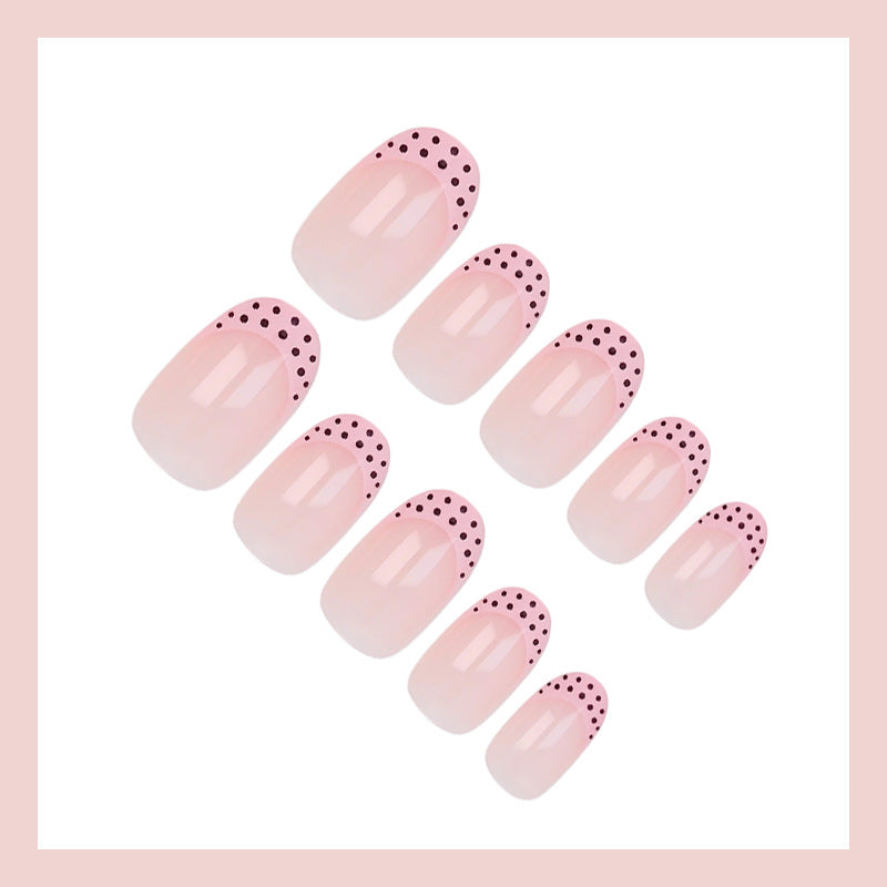 Kunstnagelset mit eleganten Spitzen und verspielten Punkten Brehn