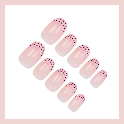 Kunstnagelset mit eleganten Spitzen und verspielten Punkten Brehn