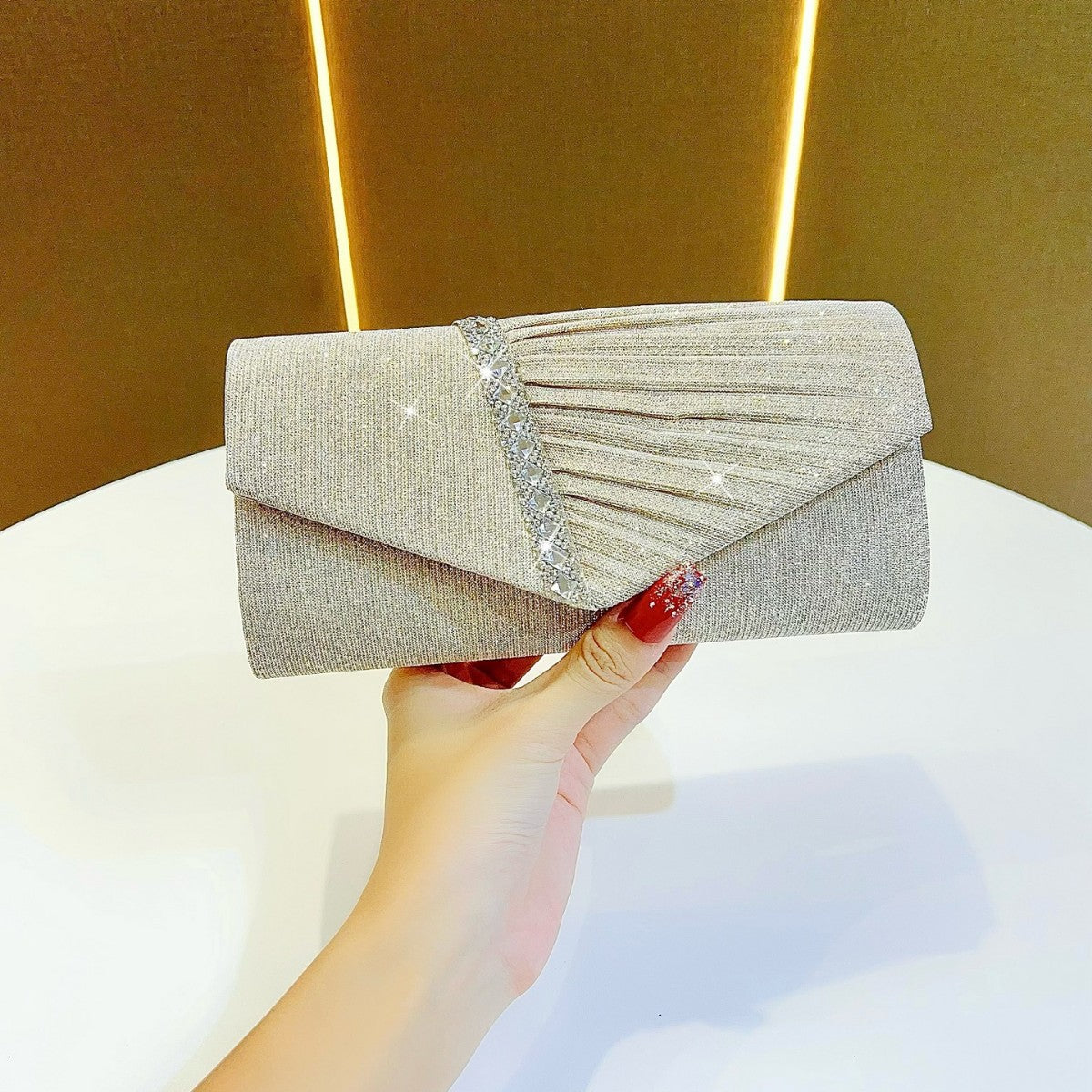 Falten-Abend-Clutch mit Kristallakzent