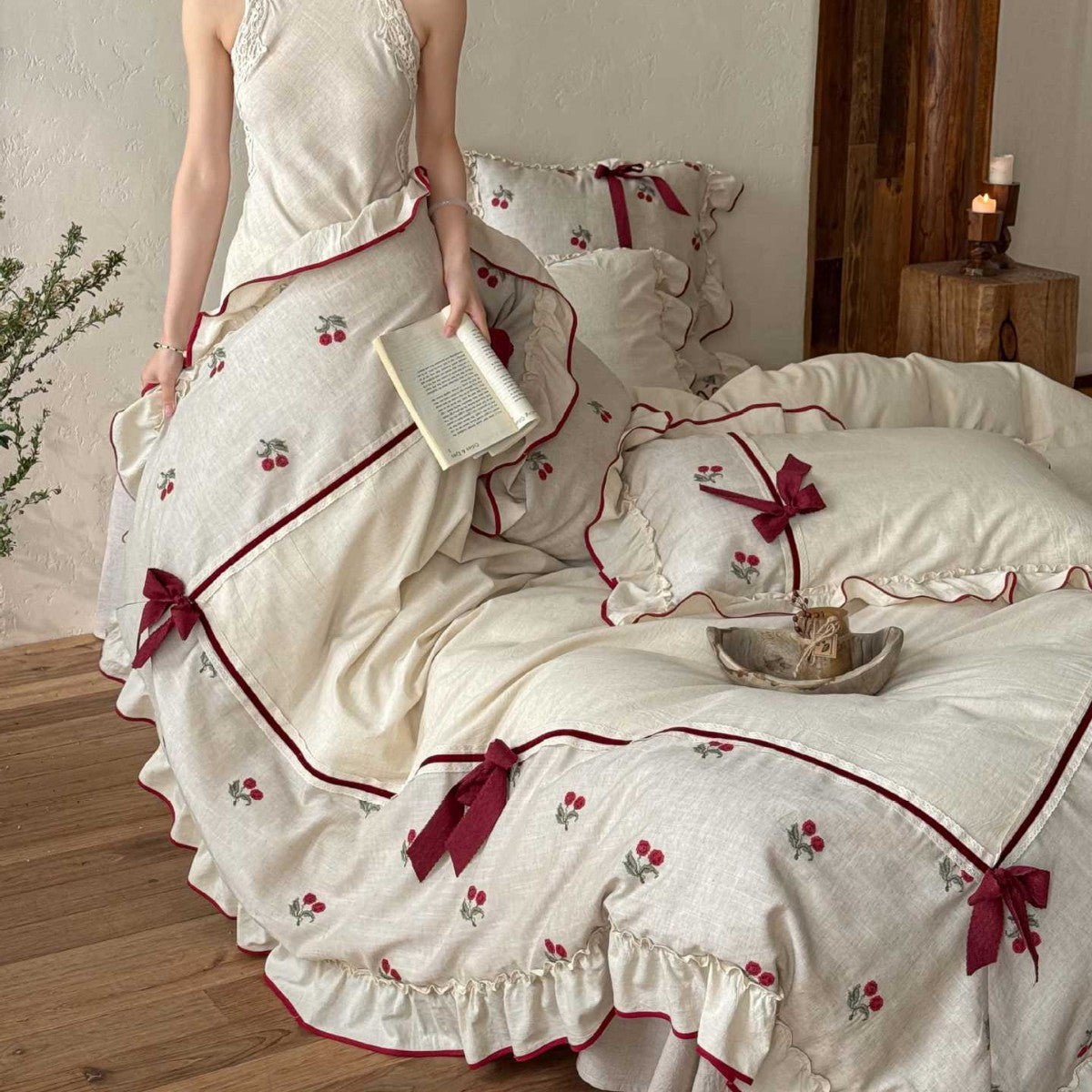 Landhaus-Bettwäsche-Set aus Leinen-Baumwoll-Mix mit handgestickten Kirschmotiven, Volant und Dekorschleifen