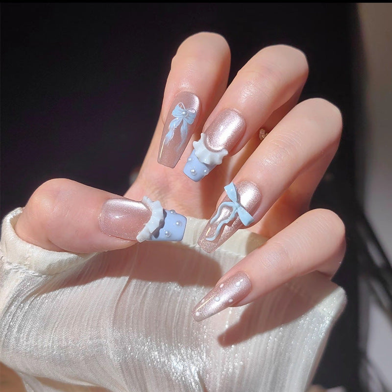 Kunstnagelset mit funkelnden Glitzer- und holografischen Akzenten Brehn