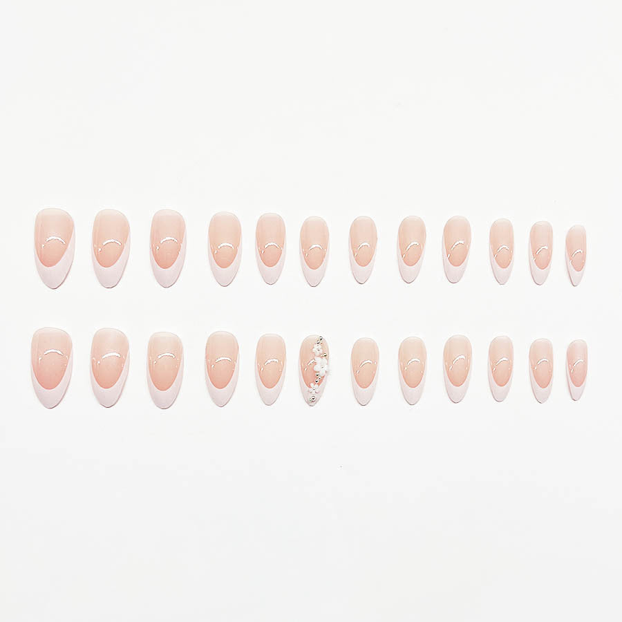 Kunstnagelset mit filigranen Blütenverzierungen und elegantem French Design Brehn