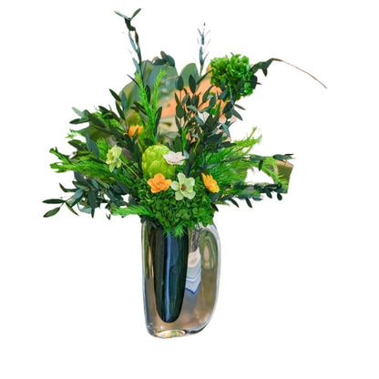Lebensechte gemischte Blumenarrangement