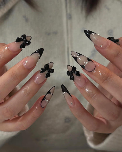 Kunstnagelset mit schimmernden Akzenten und eleganten Schleifen Brehn