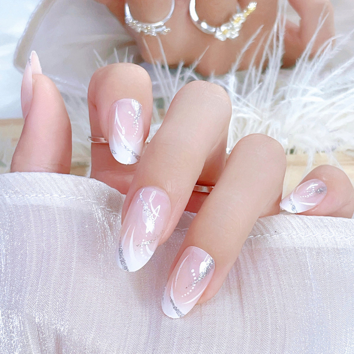 Elegantes Druck-Nagelset mit Strassdetails