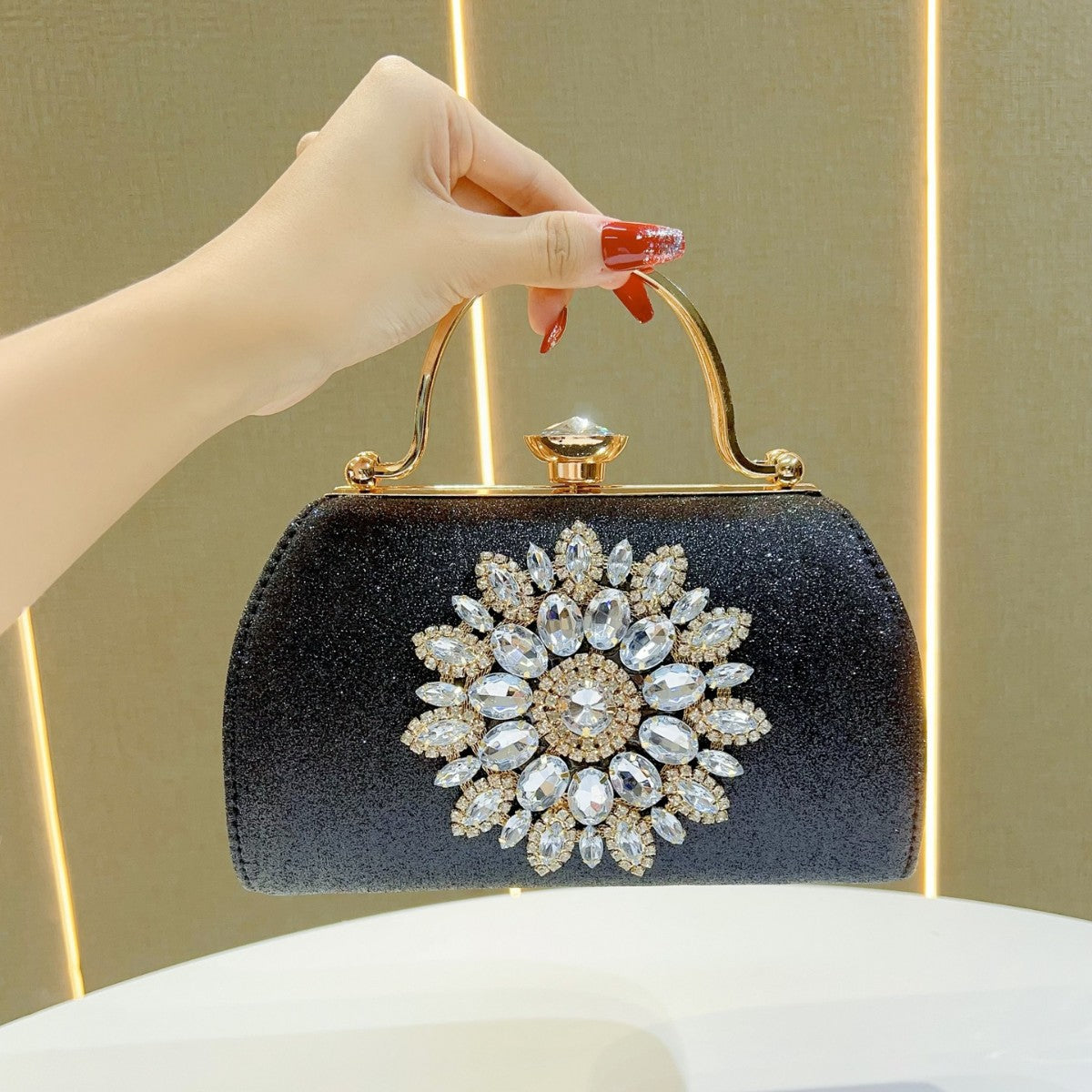 Glitzernde Blumenverzierte Abendtasche