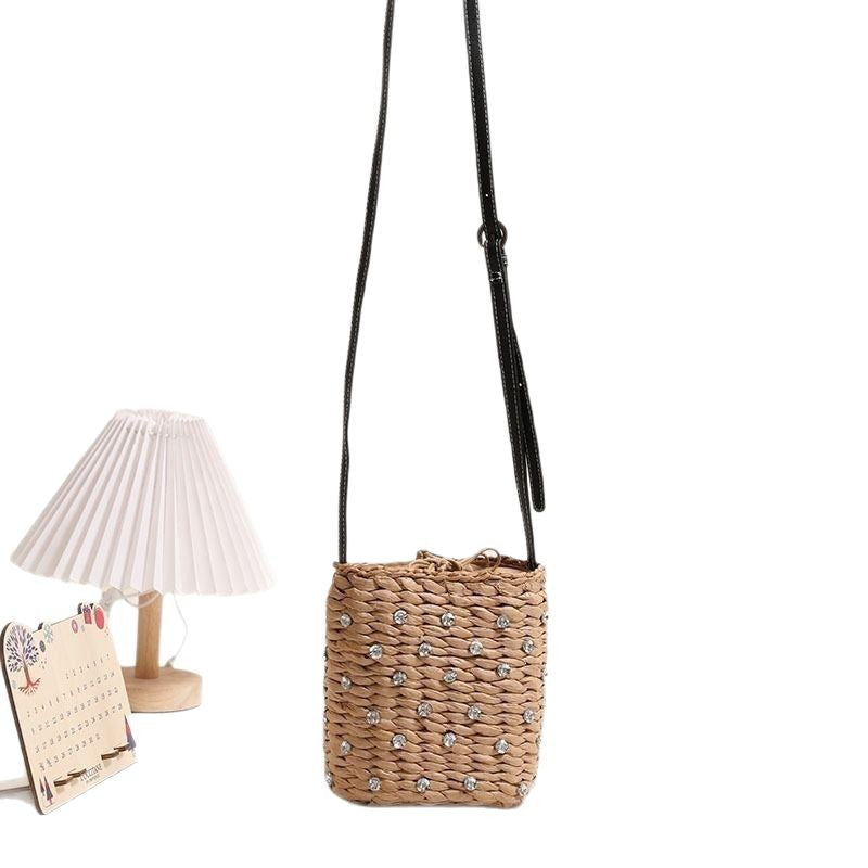 Handtasche Aus Geflochtenem Naturmaterial mit Funkelnden Applikationen Brehn