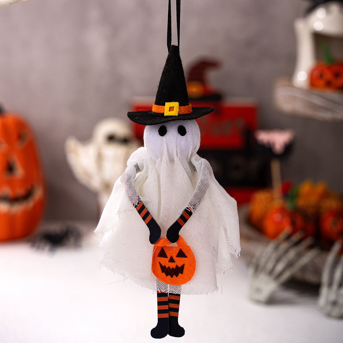 Halloween-Hängedekoration Plüschkürbis mit Tüllkragen und Bandaufhängung