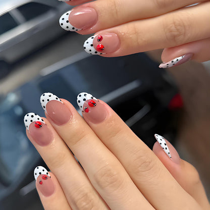 Kunstnagelset mit verspielten Punkten und auffälligen Akzenten Brehn