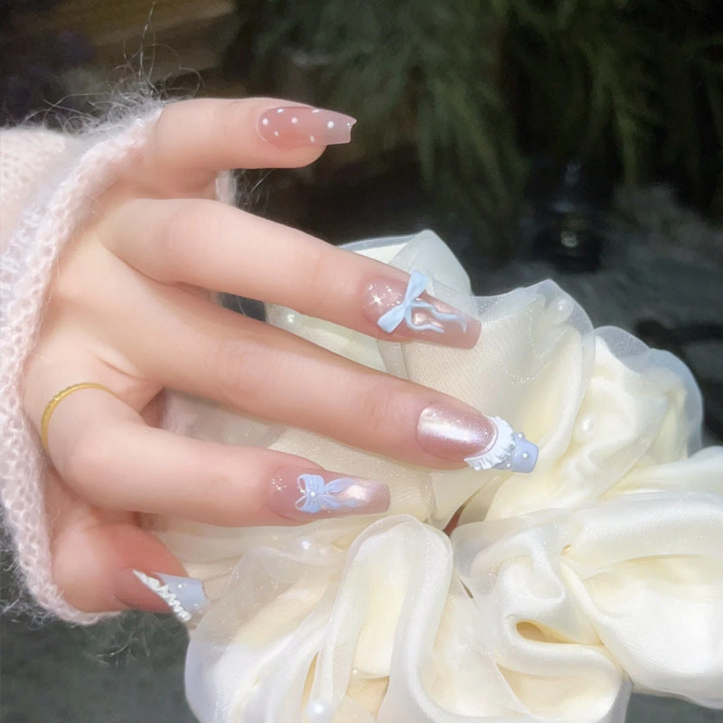 Kunstnagelset mit filigranen Schleifen- und Glitzerakzenten Brehn
