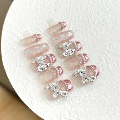 Elegantes, mit Schleifen verziertes Press-On-Nail-Design