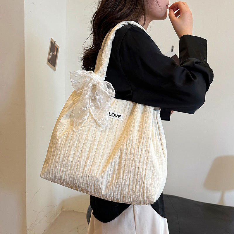 Freizeit-Tasche mit Strukturiertem Design und Verspieltem Schal Brehn