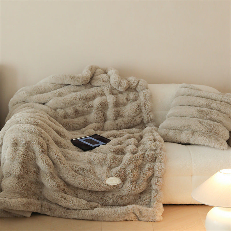 Kuscheldecke aus Kunstfell mit geripptem Strukturdesign und samtweichem Flor