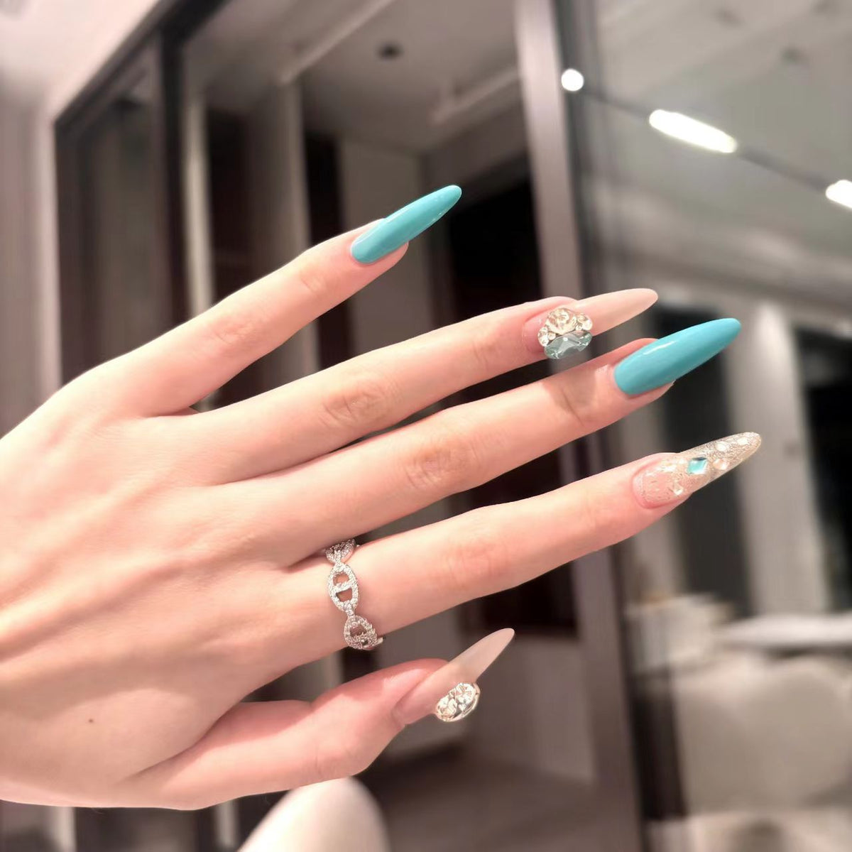 Glänzende elegante Nagelkunst
