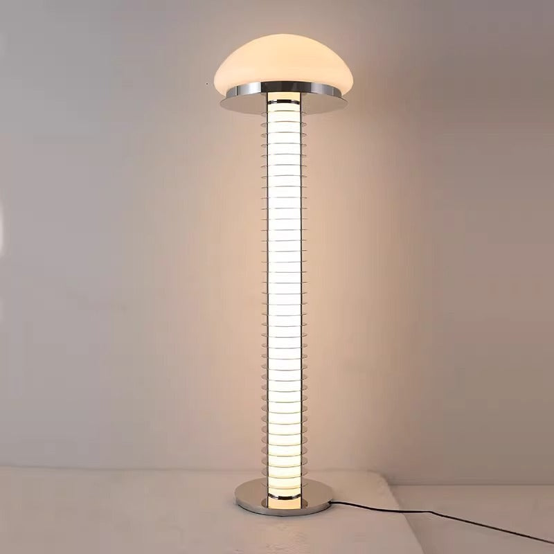 Moderne Tischlampe mit Kuppel-Schirm und sleekem Sockel