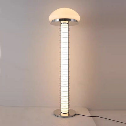 Moderne Tischlampe mit Kuppel-Schirm und sleekem Sockel