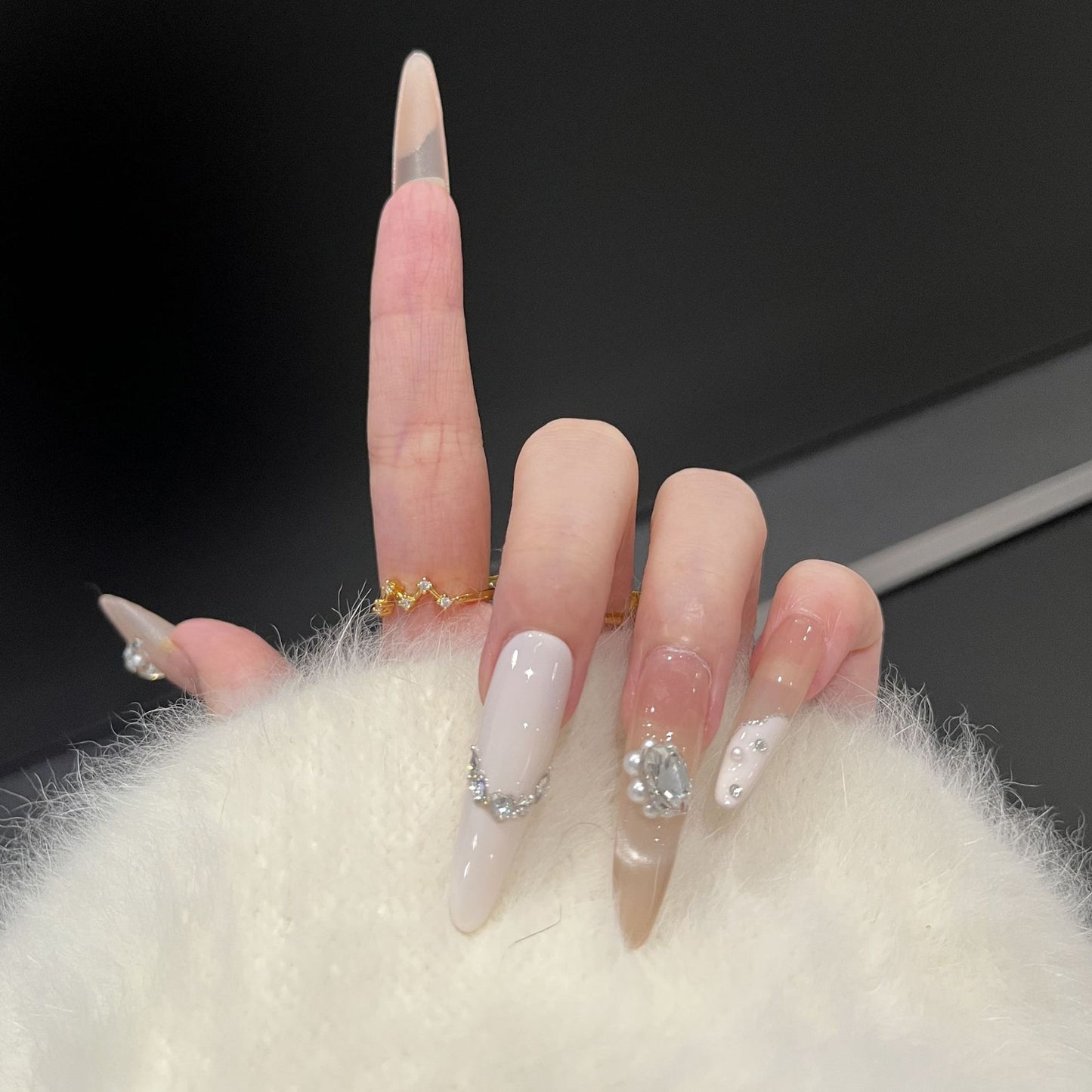 Dekoratives Press-On-Nail-Art-Set mit luxuriösen Edelstein-Accents Brehn