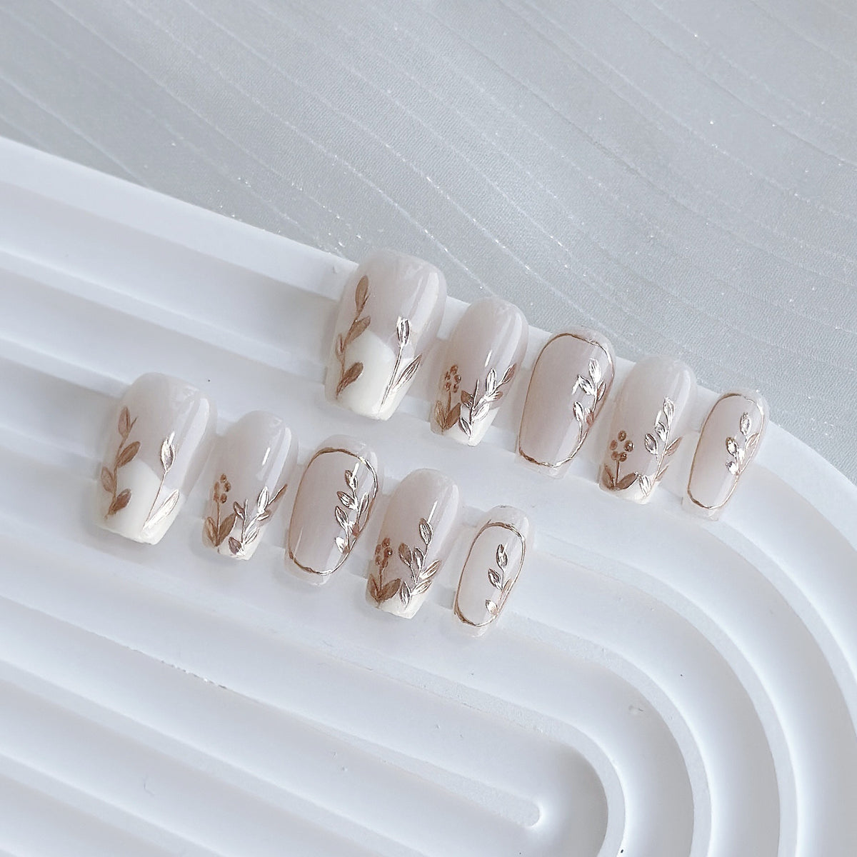 Künstlerisches Press-On Nagelkunstset mit Herz- und himmlischen Designs
