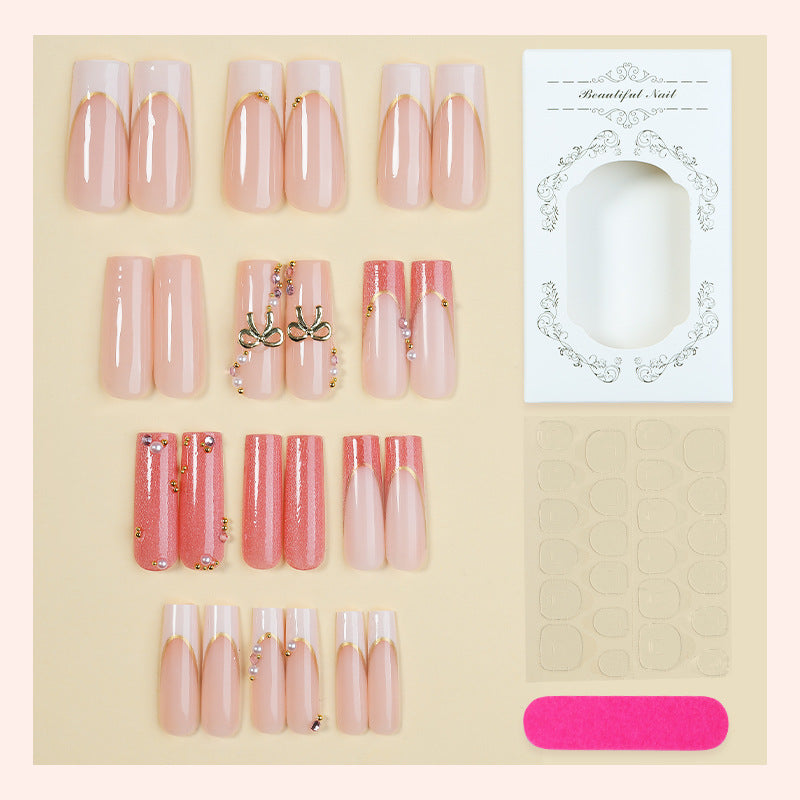 Dekorativer Press-On-Nagelset mit glamourösen Akzenten Brehn