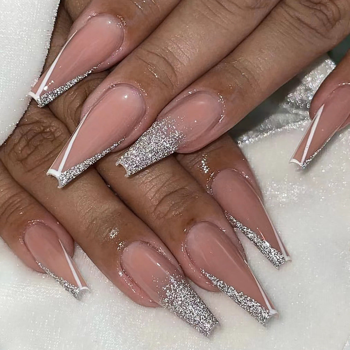 Kunstvolle Stiletto-Nägel mit Glitzer- und French-Spitze Brehn