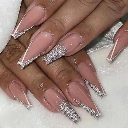 Kunstvolle Stiletto-Nägel mit Glitzer- und French-Spitze Brehn