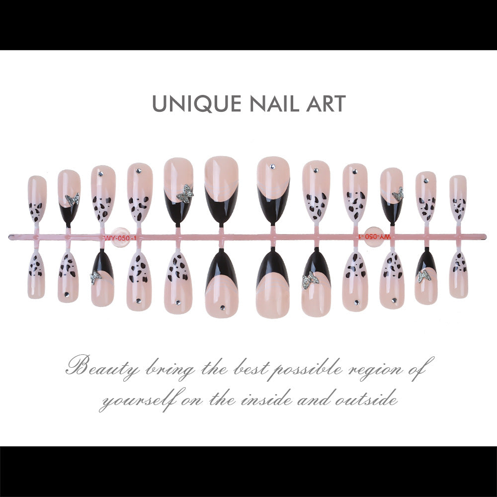 Künstlerisches Press-On Nagelset mit eleganten Designs Brehn