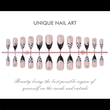 Künstlerisches Press-On Nagelset mit eleganten Designs Brehn