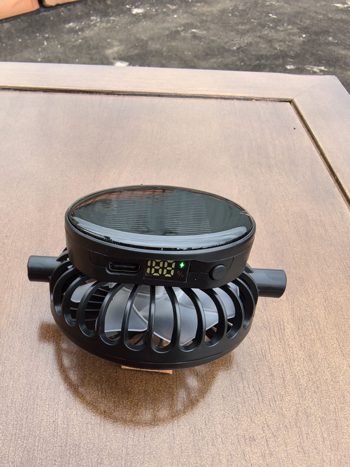 Solarbetriebener Mini-Lüfter mit digitaler Batteriestatusanzeige und USB-C-Ladeanschluss Brehn