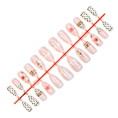 Kunstnagelset mit floralen und glitzernden Akzenten Brehn