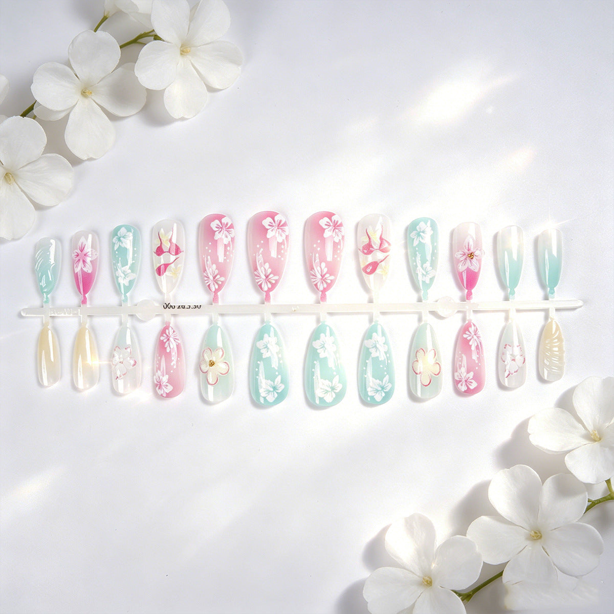 Elegante Kunstnagelkollektion mit floralen Motiven Brehn