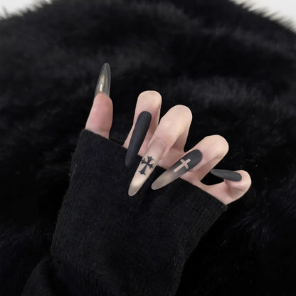 Künstlerischer Press-On Nagelset mit gotischen Kreuzdesigns