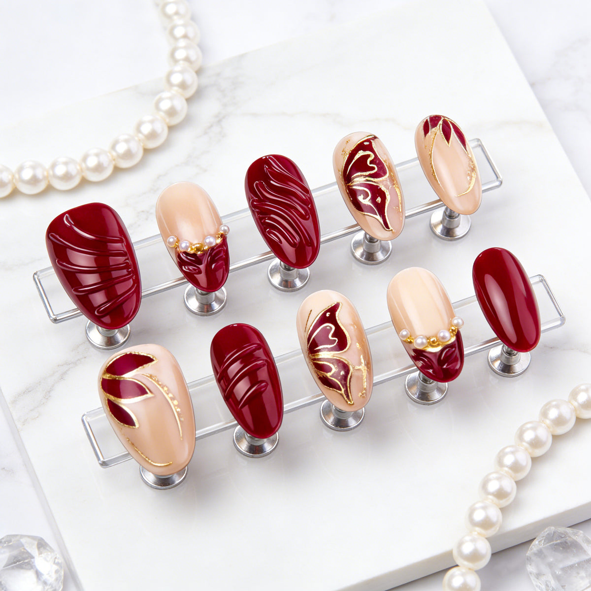 Stilvolles Press-On Nagelset mit eleganten goldenen Akzenten
