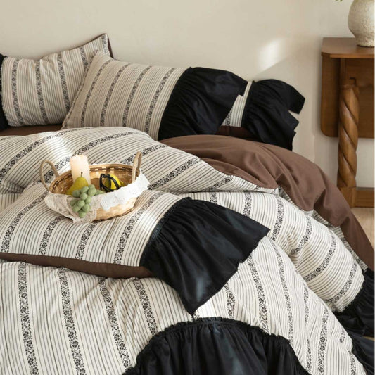 Rüschiges Bettbezug-Set mit gestreifter Jacquard-Borte und Wendekissen