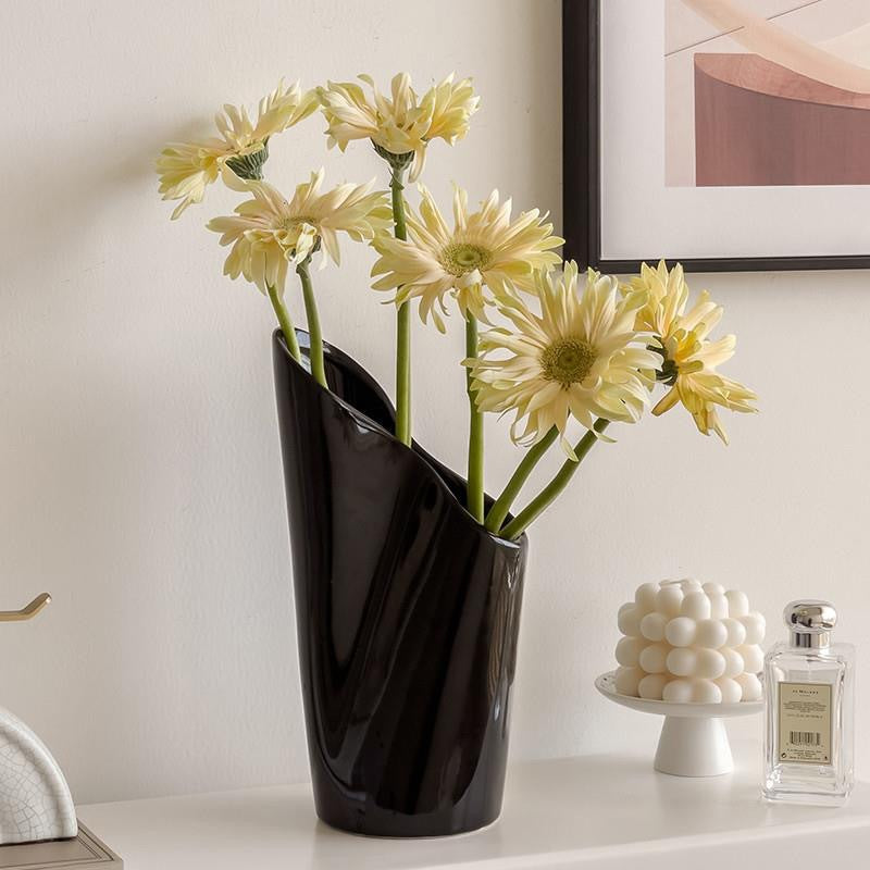 Stylische zeitgenössische Keramikvase