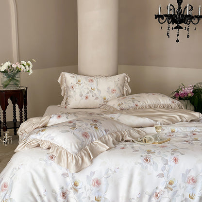 Luxuriöse Satin-Bettwäschegarnitur mit gerüschten Kissen und zartem Aquarell-Rosenprint