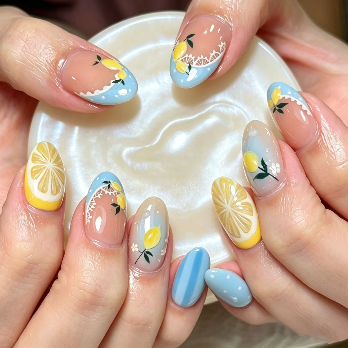 Kunstnagelset mit fröhlichen Zitrus- und Blumenmotiven Brehn