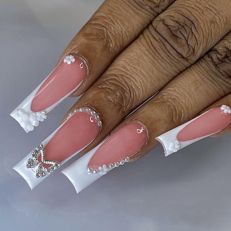 Kunstnagelset mit eleganten floralen Verzierungen und Glitzerakzenten Brehn