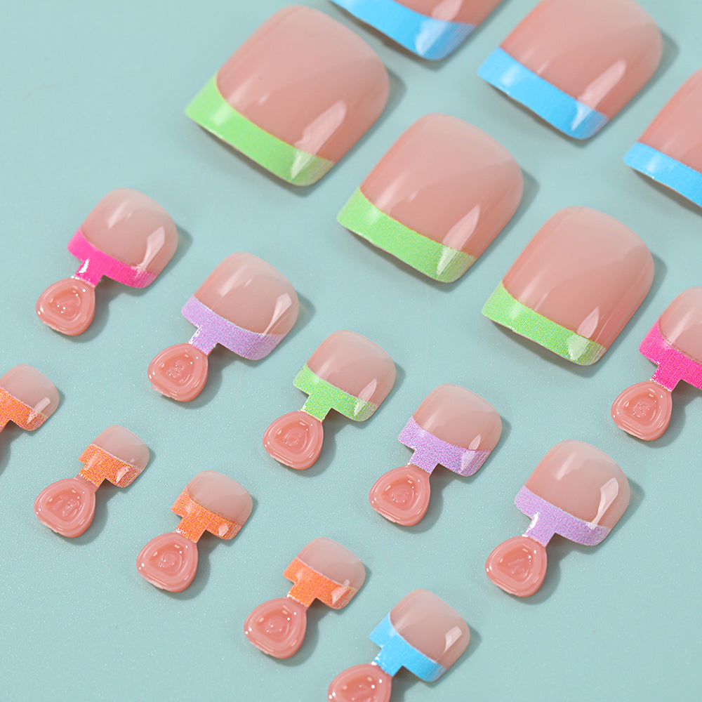 Kreatives Nagelset mit bunten Kunstnägeln Brehn