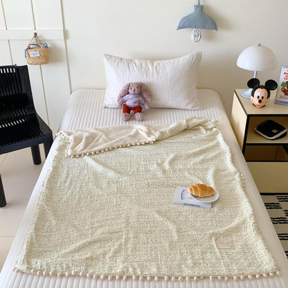Kinderwende-Kuscheldecke aus Baumwoll-Musselin mit Pompon-Bordüre