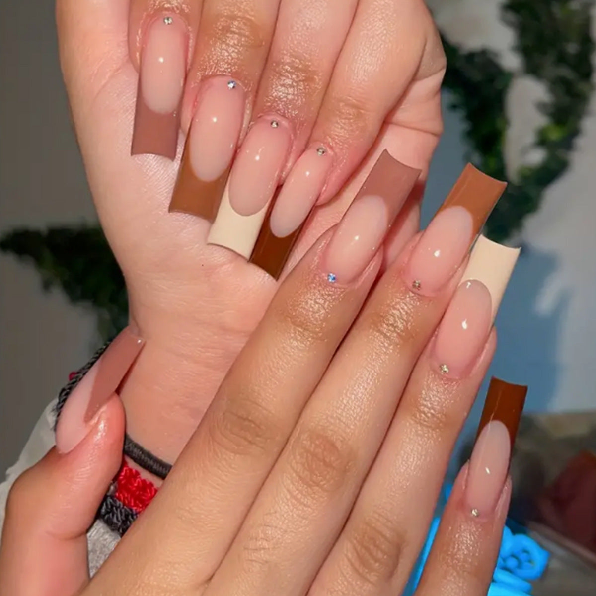 Glamouröse Kunstnägel mit Strass-Highlights Brehn