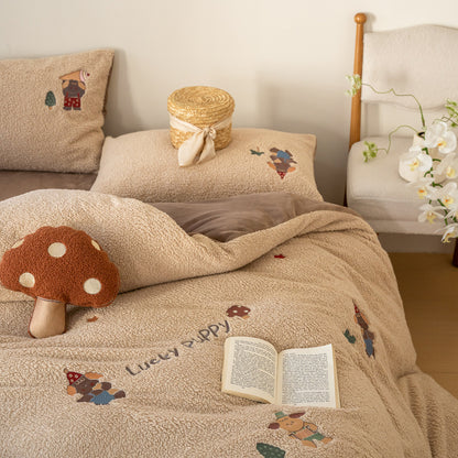 Plüsch-Bettwäschegarnitur aus Teddy-Fleece mit bestickten Pilz- und Waldmotiven