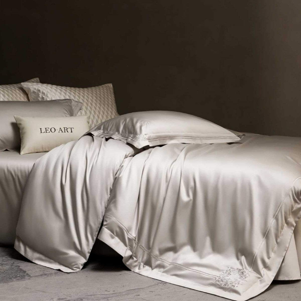 Seidiger Satin bestickter Bettbezugset mit dekorativem Medaillon und Einschlagkissenbezügen
