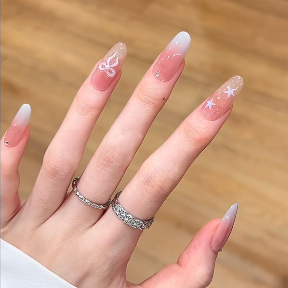 Künstlerisches Press-On-Nagelset mit floralen und glänzenden Akzenten Brehn