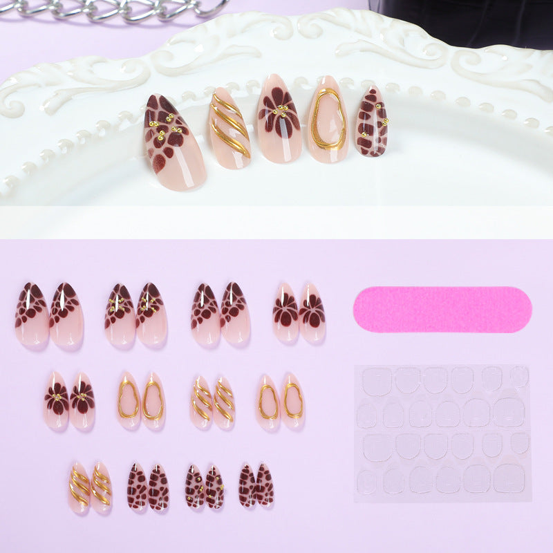 Kunstnagelset mit eleganten Blüten- und Goldakzenten Brehn