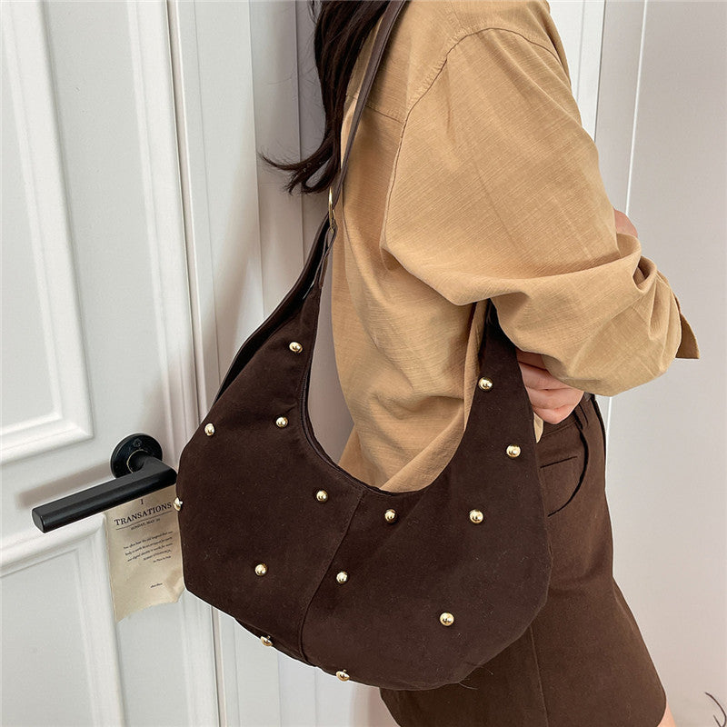 Texturiertes Wildleder Hobo Bag mit dekorativen Nieten Brehn