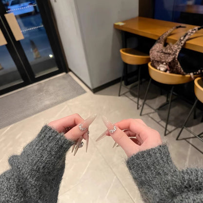 Elegante Stiletto Press-On Nagelverlängerungen mit Kristallakzenten