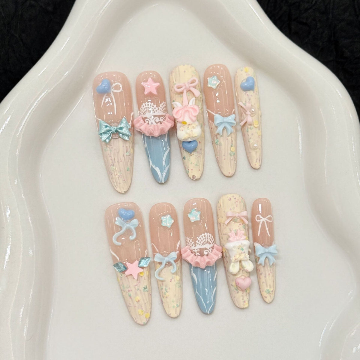 Künstlerisches Press-On-Nagelset mit lebhaften, vom Ozean inspirierten Akzenten